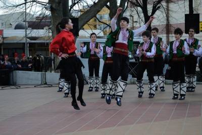 выступление танцоров