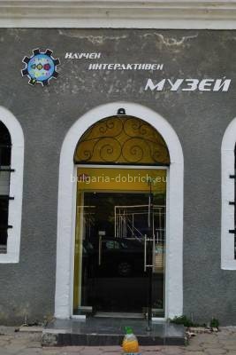 так выглядит вход снаружи