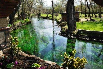 изумрудная вода
