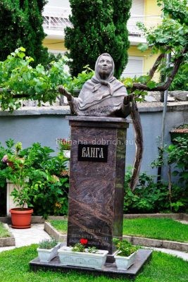 памятник Ванге в Петриче