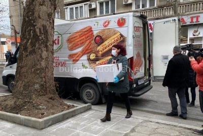 машина с рекламой сосисок